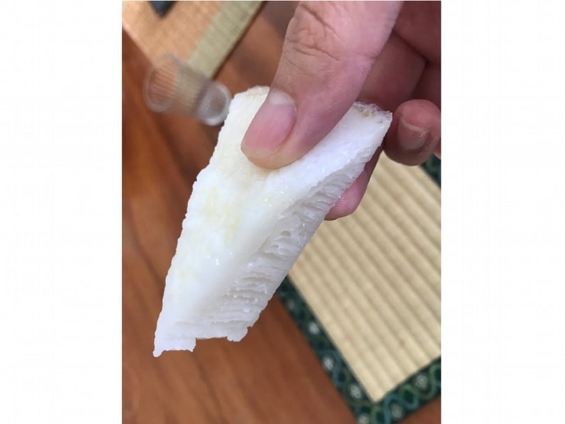 白糖糕又稱倫敦糕，光滑外表，裡頭膨脹，佈滿蜂窩狀的孔洞，造就獨特的口感。（攝影／陳漢聲）