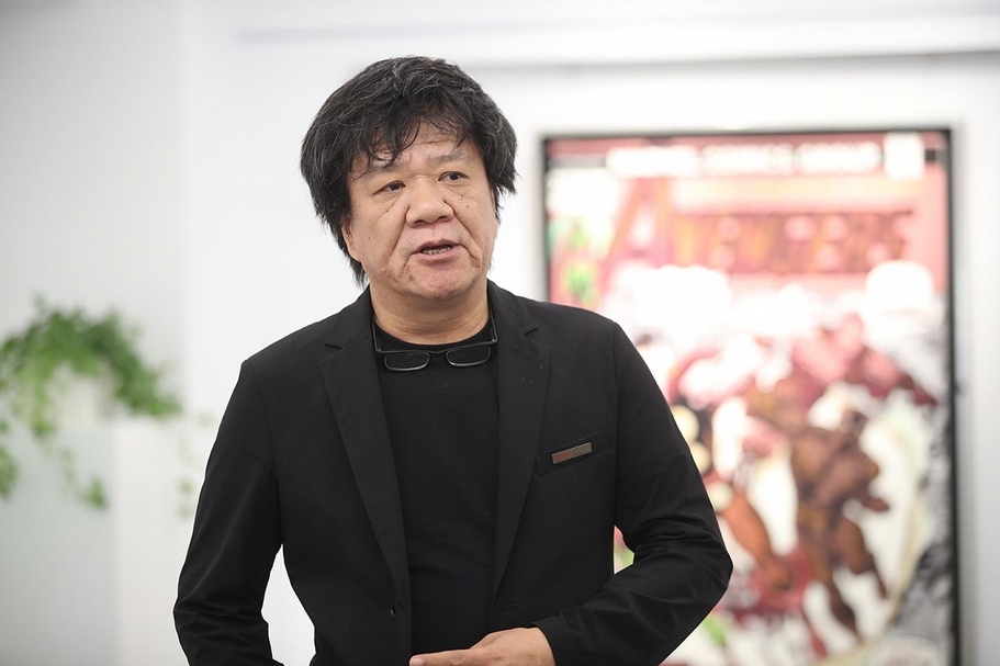 華藝國際藝術總監王野夫介紹本次香港首拍的亮點。（華藝香港提供）