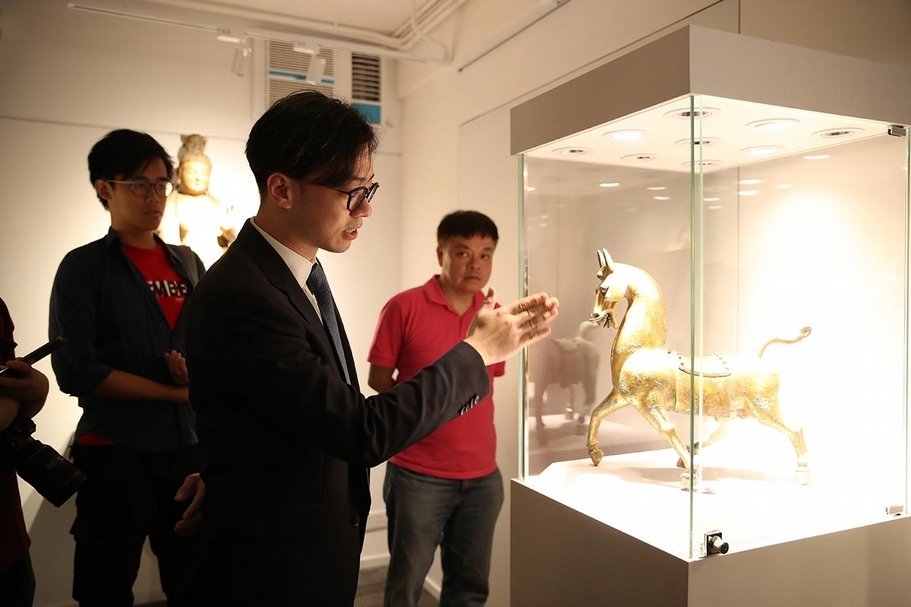瓷器·玉器·工藝品部經理徐淮康著重指出此次的拍品陣容不在數量而在品質，將推出來自台灣、日本、歐洲等私人珍藏。圖中作品為西漢《銅鎏金奔馬》，估價待詢。（華藝香港提供）