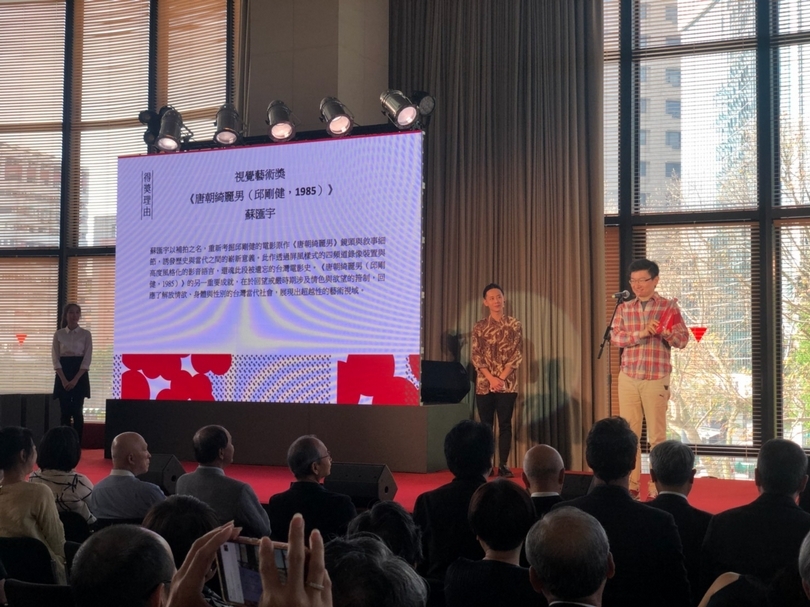 現場由林曼麗老師頒發視覺藝術獎，得獎者為蘇匯宇的《唐朝綺麗男（邱剛健，1985）》。（本刊資料室）