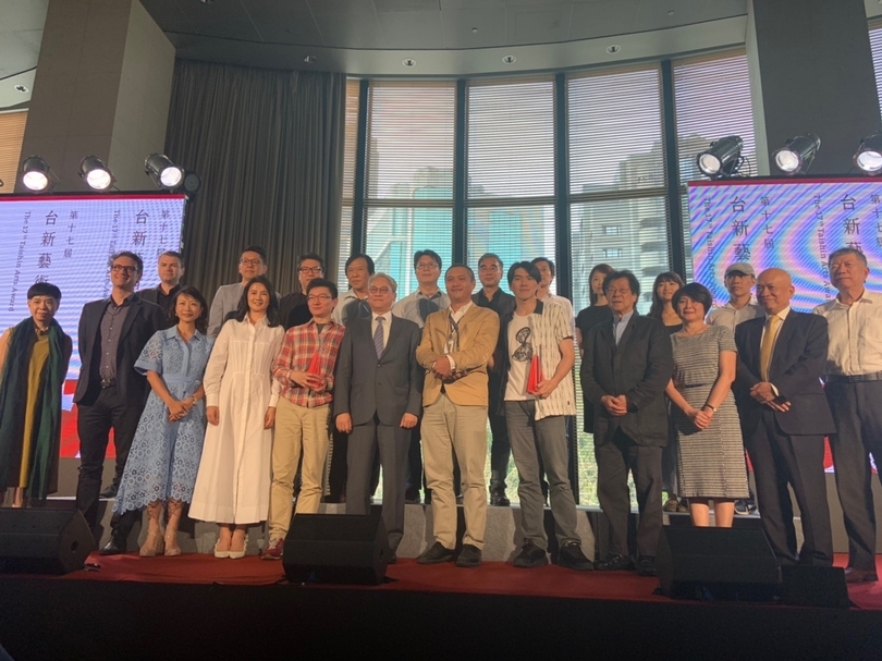 第17屆台新藝術獎公布獲獎名單。台新文化藝術基金會團隊、年度作品決選團隊與得獎者們合影。