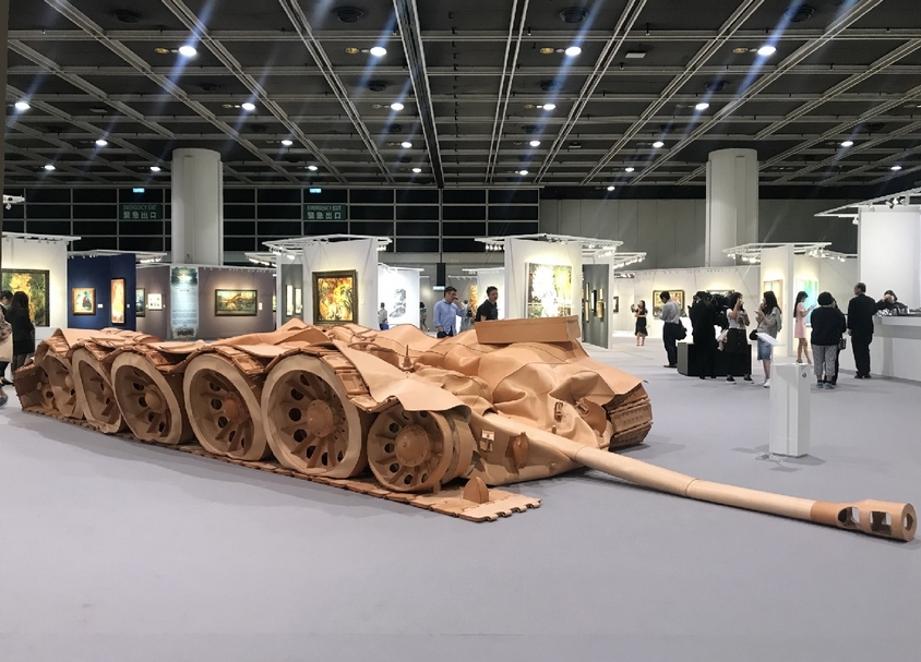 預展現場中何翔宇的《坦克計畫》極受關注，最終惜以流拍收場。（本刊資料室）
