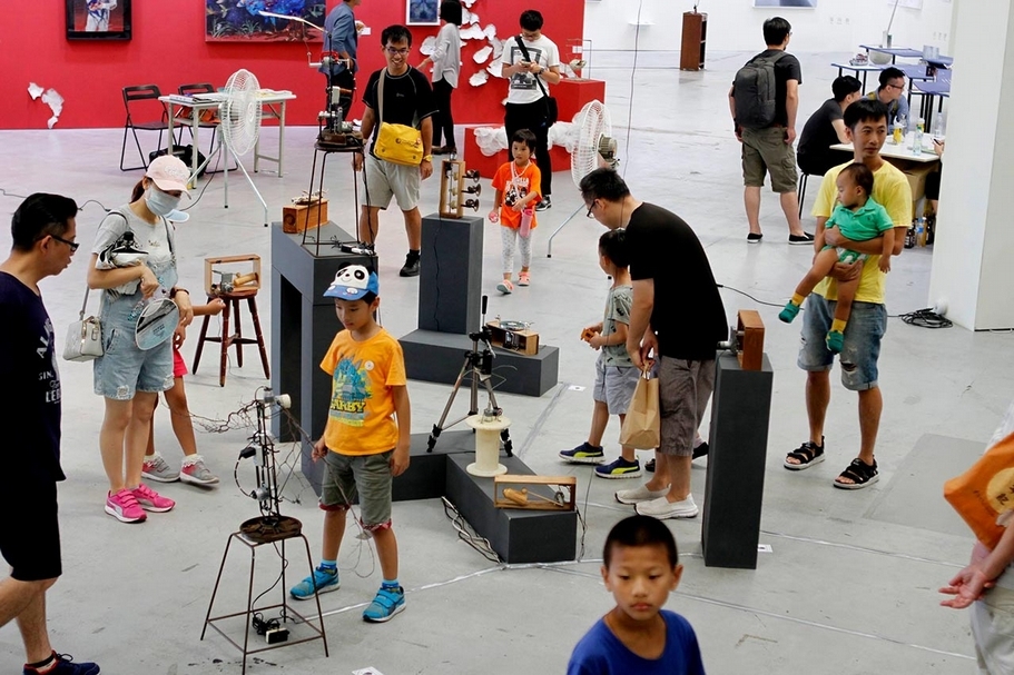 「台灣當代一年展」是台灣少數非商業性導向的展演舞台，串起了不同世代會員間的革命情感也匯聚了藝術圈不同面向的能量。（台灣視覺藝術協會提供）