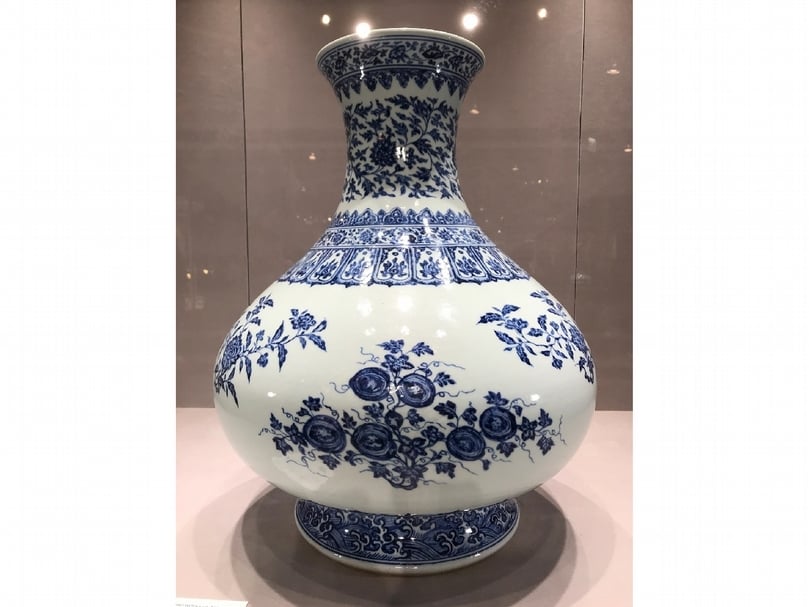 〈青花折枝花果紋大尊〉，成交價3726萬港元。（攝影／藍玉琦）