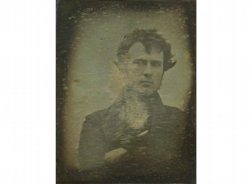 羅伯特.科尼利厄斯(Robert Cornelius)成為第一位捕捉自己形象的人。(© wikipedia)