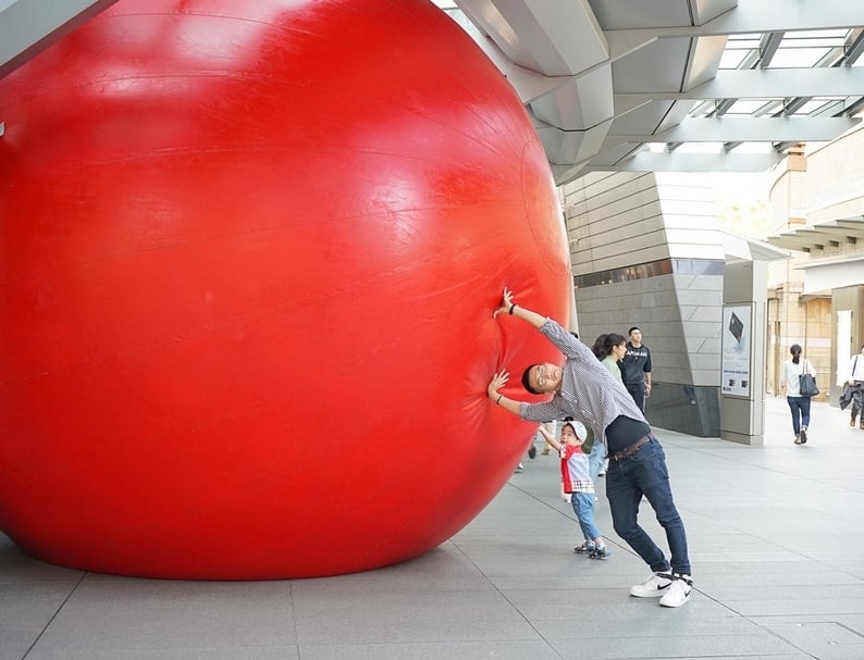 科特．波斯基（Kurt Perschke）《紅球計畫》（Red Ball Project）串連六本木藝術之夜。（莊志維提供）