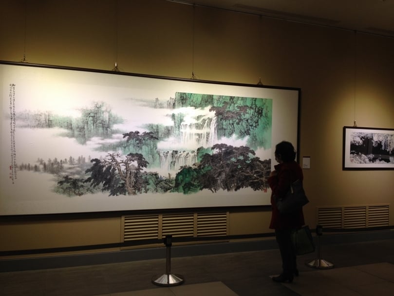 「90深耕水墨 石牛老牧─胡念祖畫展」中展出畫家新作，左為胡念祖2016年作〈松泉幽緻〉，362×143公分，尺幅巨大，筆墨精到，毫無頹唐之筆。（攝影／藍玉琦）
