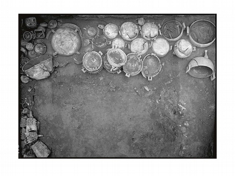 圖8 輝縣琉璃閣60號墓器物出土情形。