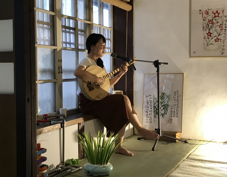 新銳月琴表演者張雅淳，於開幕表演現場。（攝影／簡子傑）