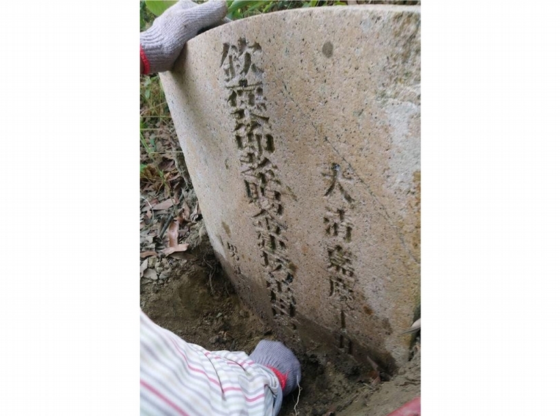 「欽褒節孝賜金建坊蕭母貞懿李太夫人墓」位於公有土地，地方團體2019年1月提報後，高雄文化局已經超過了四個多月，至今沒有安排現勘。（高雄在地文資團體「地下高雄：覆鼎金掃墓團」提供）