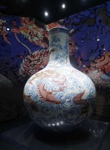 清雍正〈御製青花釉裡紅雲海騰龍大天球瓶〉預展現場。
