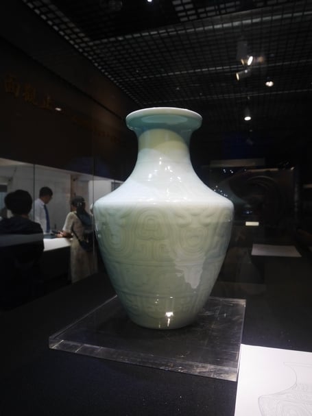 清乾隆〈粉青釉刻仿古夔龍紋罍式大尊〉預展現場。