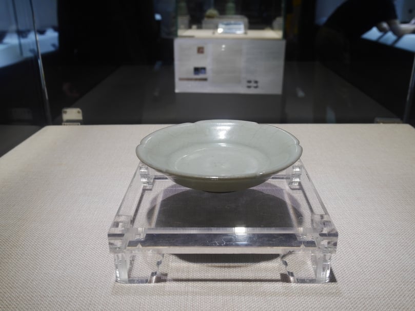 元〈青釉六出葵口盤〉預展現場。