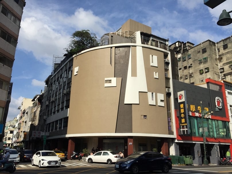現已歇業的西北大飯店，建築立面上不規則的幾何形狀，搭配街角圓弧形建築的設計，帶有強烈的現代主義風格，亦是出自王水河之手。（攝影／李孟學）