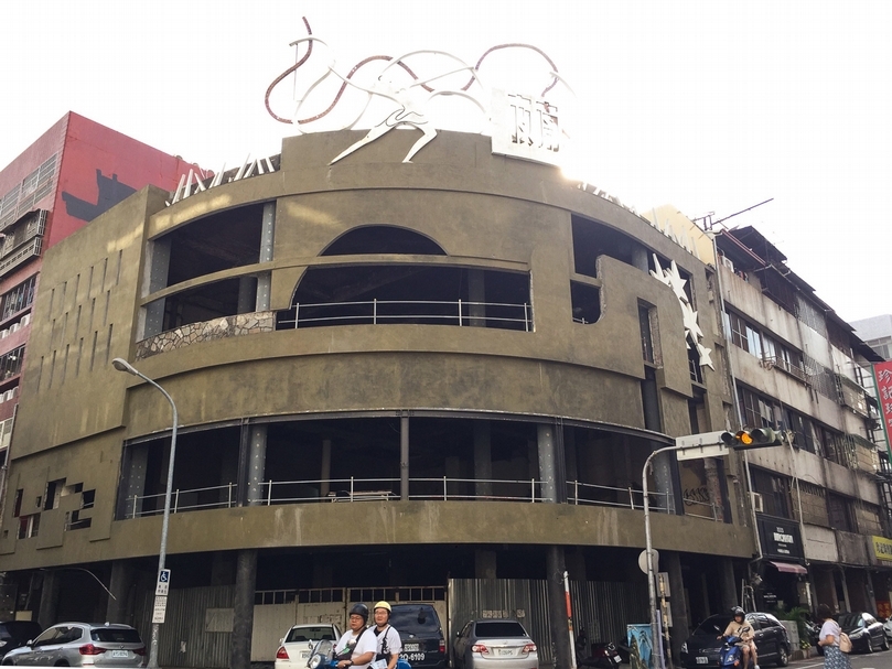 台中的南夜大舞廳，從建築外觀的牆面看板到內裝等細節，都出於王水河之手，可說是王水河最負盛名的代表作之一。圖為南夜大舞廳現存外觀。（攝影／李孟學）