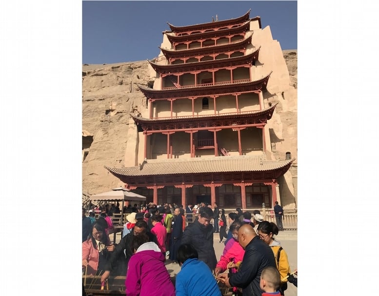 農曆四月初八的「浴佛節」，莫高窟九層樓廣場前的禮佛盛況。（陸仲雁提供）