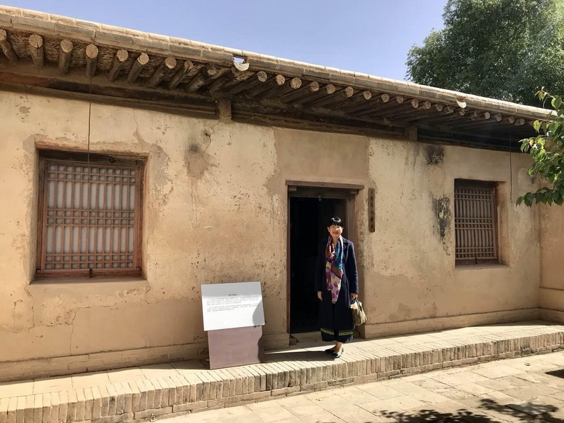 筆者留影於敦煌莫高窟附近，張大千先生於1941至1943年間居住的北廂房故居。（陸仲雁提供）