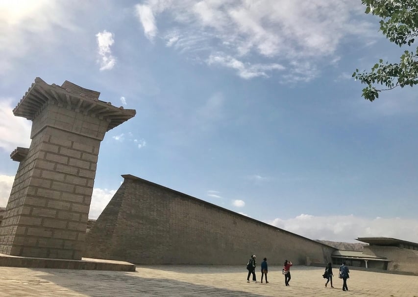 1994年成立，由日本政府無償援建及設計的敦煌石窟文物保護研究陳列中心。