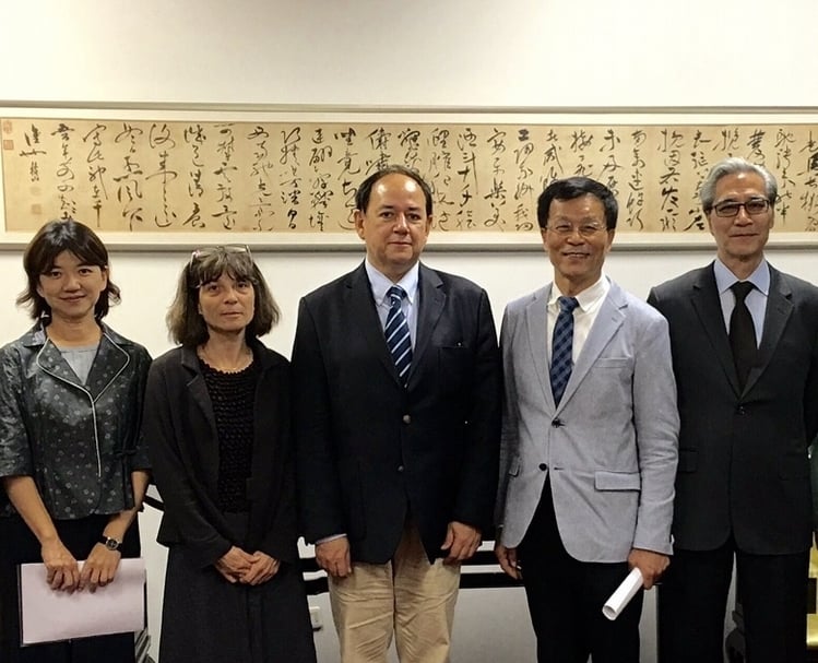 2016年，時任法國遠東學院的院長Yves Goudineau參訪故宮（人類學及法屬印度支那少數民族專家）。 右起為故宮前副院長何傳馨、故宮前院長林正儀、法國遠東學院前院長Goudineau （任期2014-2018）、台北中心前主任Paola Calanca（南亞考古史及亞洲航海史專家，任期2011-2018）、故宮前副院長李靜慧。（陸仲雁提供）