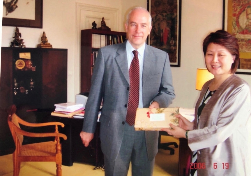 2006年，故宮前院長林曼麗於巴黎拜會法國遠東學院的傅飛嵐院長。傅院長在2004年升任院長前，曾於1992至1995年間任台北中心的首任主任。（陸仲雁提供）