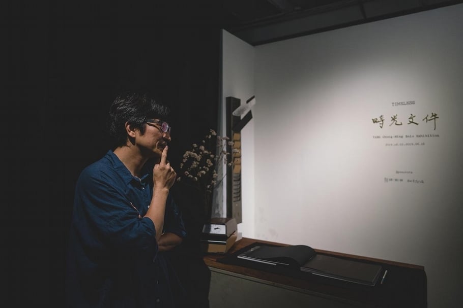 藝術家楊忠銘於其個展「時光文件」展覽現場。（攝影／蔣岳峰，藝術家提供）