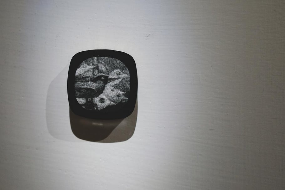 楊忠銘《一》（局部），美柔汀版畫裝置，2019。（攝影／蔣岳峰，藝術家提供）