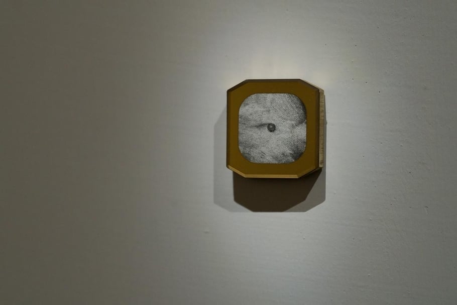 楊忠銘《一》（局部），美柔汀版畫裝置，2019。（攝影／蔣岳峰，藝術家提供）