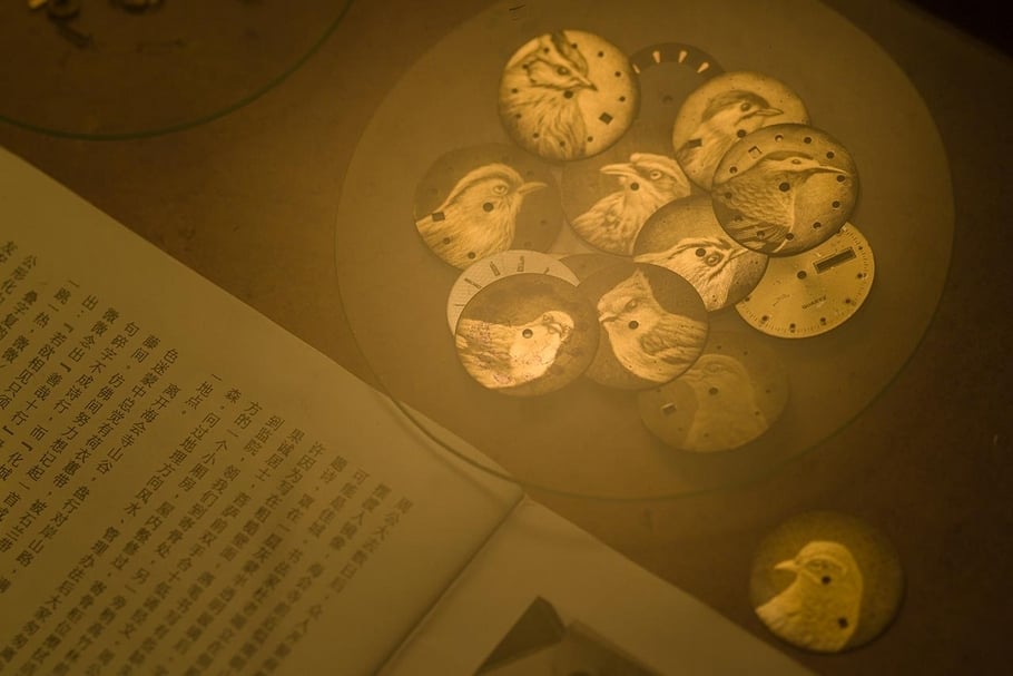 藝術家以收藏的舊手錶作為刻製版畫的「原版」。（攝影／蔣岳峰，藝術家提供）