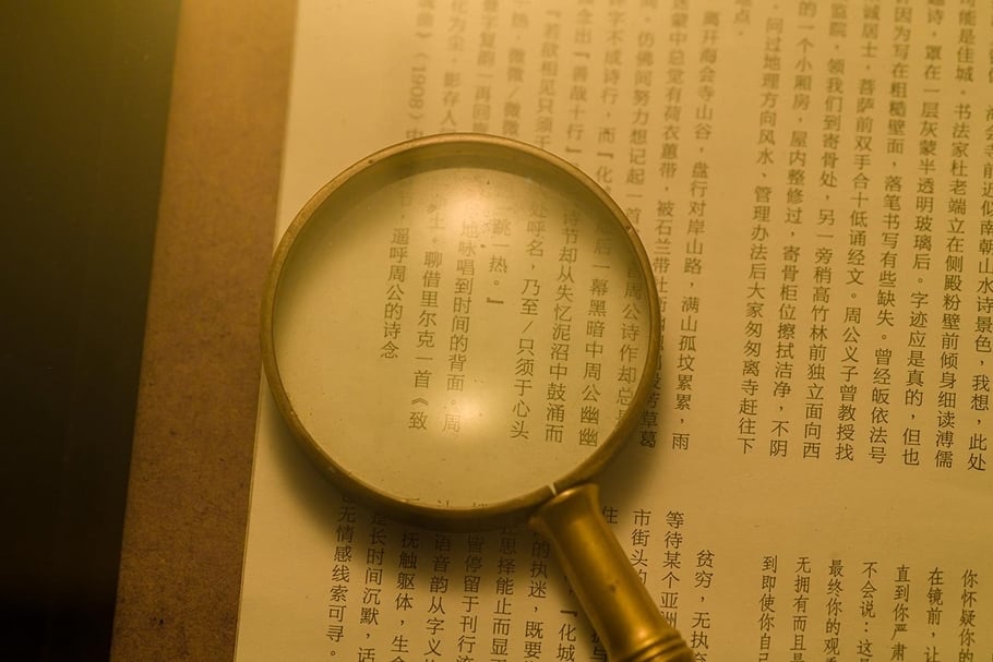 學者陳傳興形容詩人周夢蝶在誦念詩作的神態，寫下「疊字複韻一再迴旋，無盡無盡地詠唱到時間的背面⋯⋯」，這也觸發了楊忠銘對於時間的思考。（攝影／蔣岳峰，藝術家提供）
