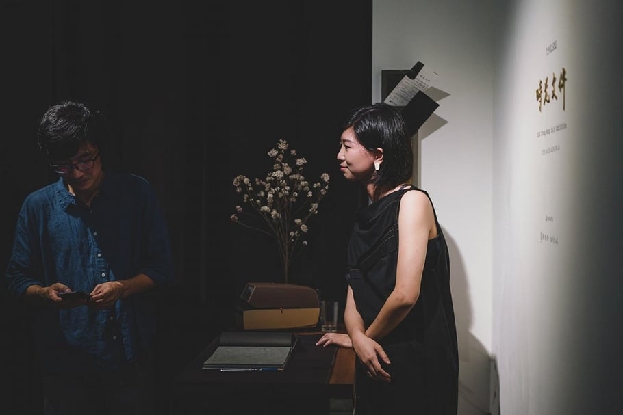 在這次「時光文件——楊忠銘個展」中，馮馨（右）一直是個特別的角色，難以一以敝之，她就如同楊忠銘（左）的陪跑者，從藝術家開始繪製草圖、談論創作剛起步的想法時，馮馨便一路陪伴與參與，兩人更像是摯友般的共同完成了這次的展覽。（攝影／蔣岳峰，藝術家提供）