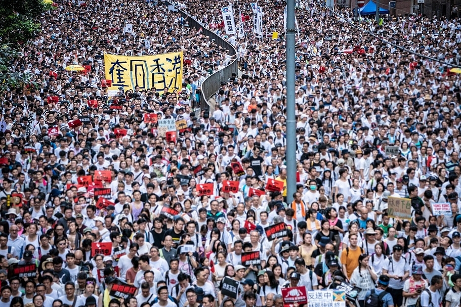 2019年6月,香港反對《逃犯條例》修訂草案遊行,拍攝於金鐘軍器廠街口,望軒尼詩道。(CC BY-SA 4.0)