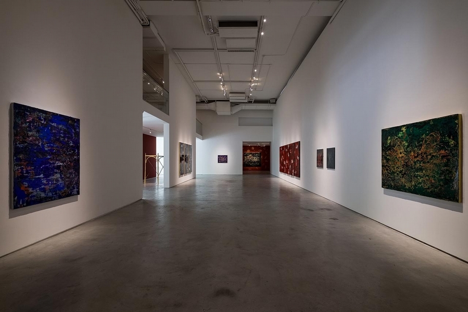 「香．奈．兒 Xiang Nai Er」蘇孟鴻個展展覽現場，可體會到蘇孟鴻取自法國時尚大師可可．香奈兒（Coco Chanel）生活剪影當中的圖像符號，去延伸發展出另一種以「媚俗」（kitsch）為基底，並結合了異國情調想像的創作。（耿藝術文化基金會提供）