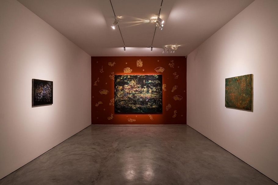 「香．奈．兒 Xiang Nai Er」蘇孟鴻個展展覽現場，正中間的作品為蘇孟鴻《黑谿山行旅圖》。（耿藝術文化基金會提供）