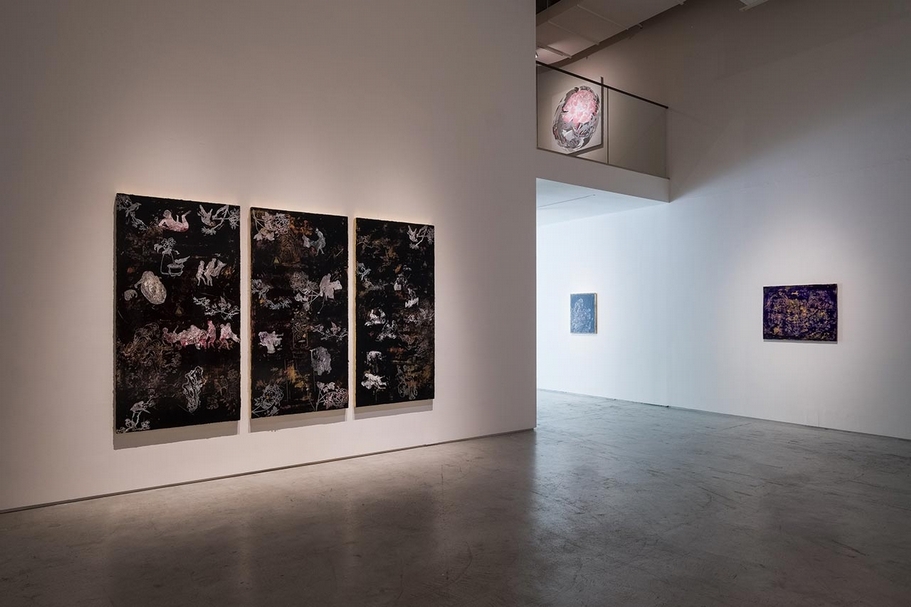 蘇孟鴻在本次展覽中，透過香奈兒生活剪影中的中式屏風影像，以琢磨此物的漆面烏木質感在畫布之上，堆疊出一種「異國情調」，最左邊的作品為蘇孟鴻《美金瓶梅子園》。（耿藝術文化基金會提供）