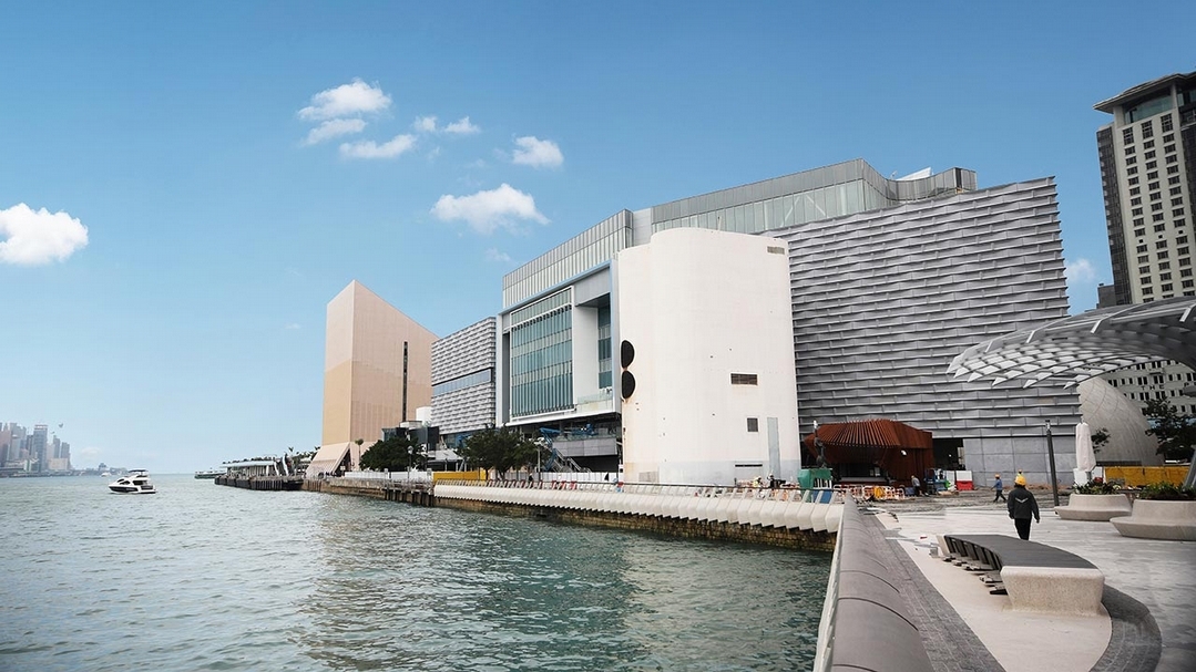 同樣面對維港,香港藝術館的位置絕對不下於西九M+。如能一方面與巨獸一般的K11Musea產生協同效應,另方面以藝術氣息緩和遊客區財大氣粗的氛圍,未償與西九平分春色。(香港藝術館提供)