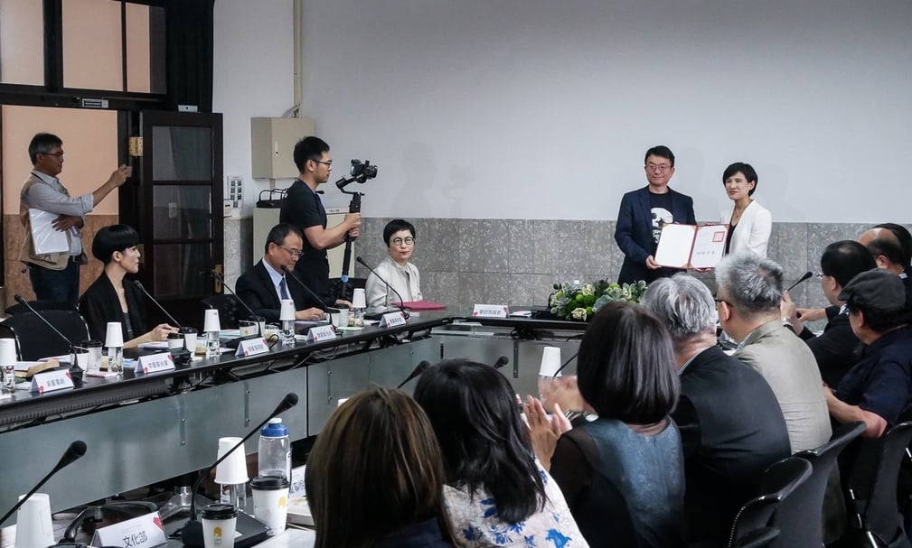 在文策院首次的董事會議上,台北金馬影展執行委員會執行長聞天祥接受文化部長鄭麗君頒發民間董監事聘書。(攝影/張玉音)