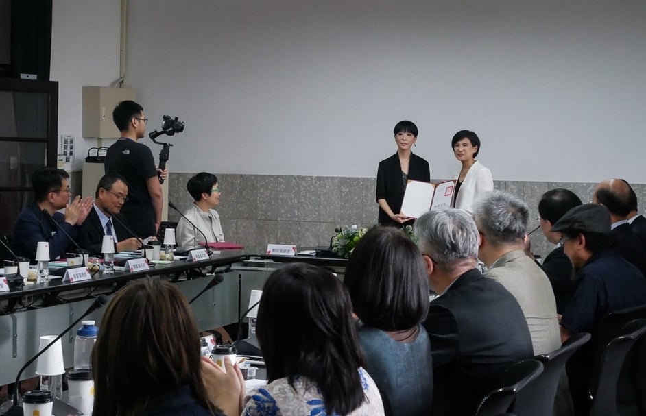在文策院首次的董事會議上,知名音樂製作人陳珊妮接受文化部長鄭麗君頒發民間董監事聘書。(攝影/張玉音)