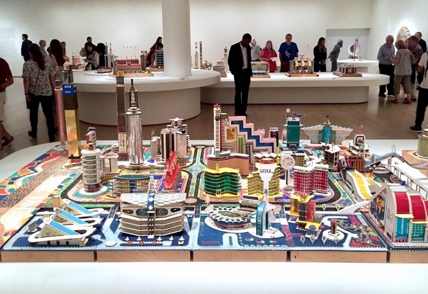 紐約現代藝術博物館（Museum of Modern Art）為金格勒茨（Bodys Isek Kingelez）舉辦的回顧展。（©https://news.artnet.com/exhibitions/bodys-isek-kingelez-1308167）