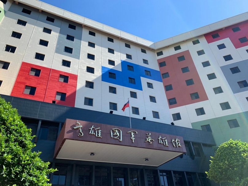 高雄國軍英雄館外牆以近似皮特.蒙德里安(Piet Cornelies Mondrian)的色塊混搭,讓英雄館外觀格外醒目。(攝影/劉星佑)