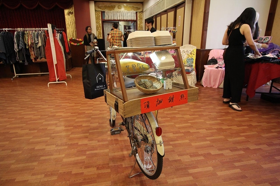 「頂加甜點」一個專門販售芒果飯以及香蕉粽子的攤位。(攝影/陳漢聲)