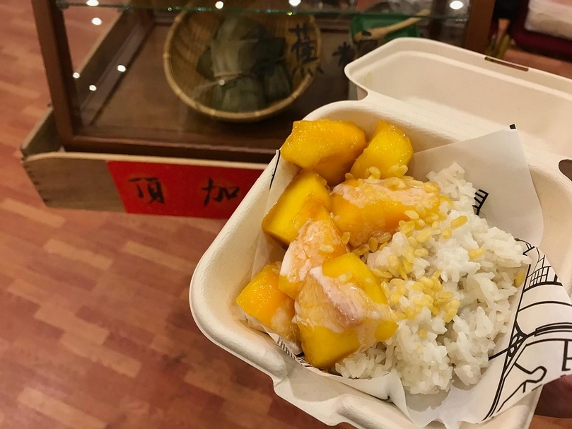 「頂加甜點」一個專門販售芒果飯以及香蕉粽子的攤位。(攝影/陳漢聲)