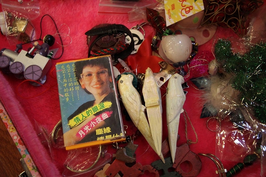 「辣妹市集」上販售著各式各樣、拒絕百搭的「物」。(攝影/陳漢聲)