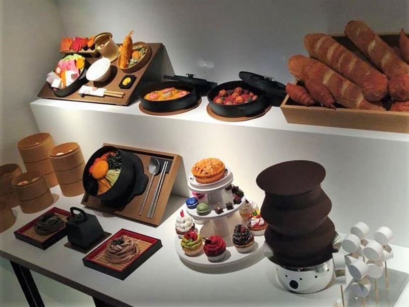 「極樂天堂」（Palace Paradise）展出第一部分內容包括靈厝、居家用品與紙紮食物等。（文化部提供）