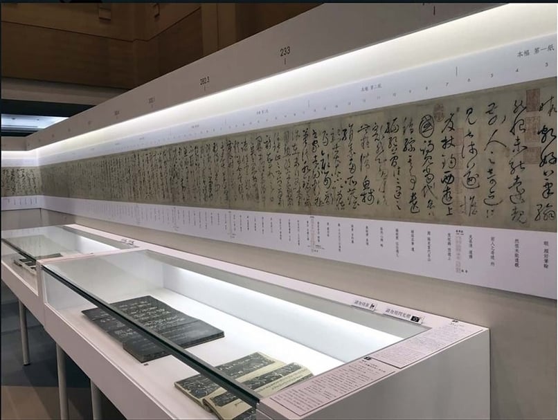 懷素〈自敘帖〉之台北故宮本（背板）與展櫃中之多本刻帖本，同時展陳比較。