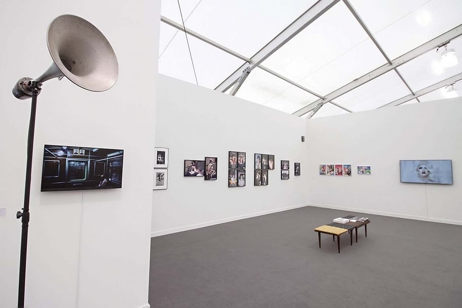 其玟畫廊於紐約斐列茲藝術博覽會（Frieze Art Fair New York）展位一景。（Chi-Wen Gallery提供）