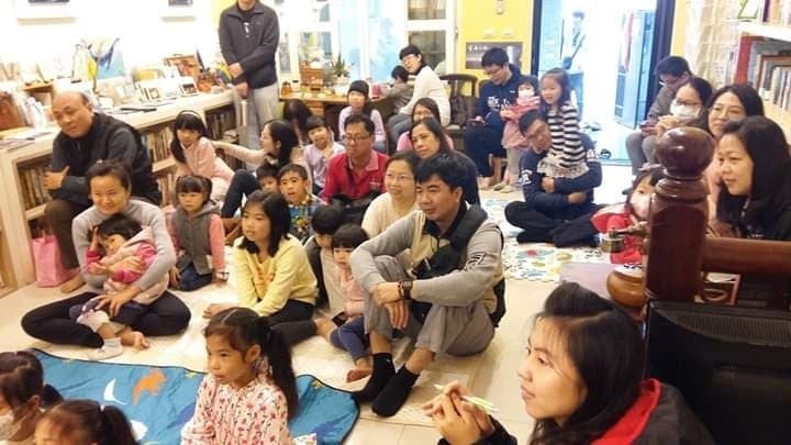 在孩好書屋中，大朋友小朋友一起聽故事。