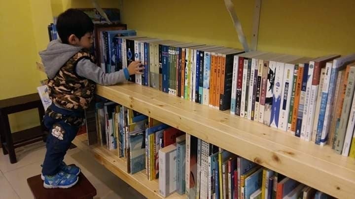 孩好書屋的書櫃，小小朋友尋找自己想看的書，是一個很溫馨的畫面。