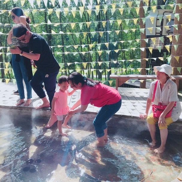 親子一起踏踏水很涼爽