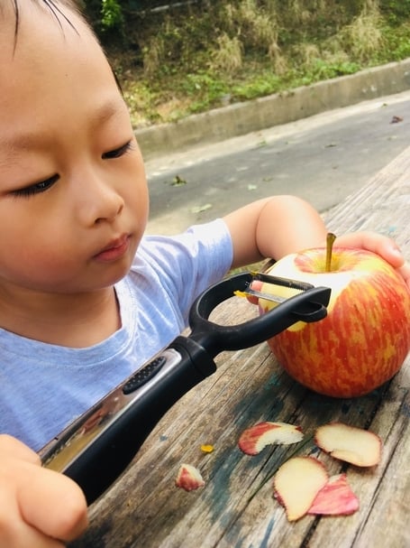 親手削果皮來做果醬囉!