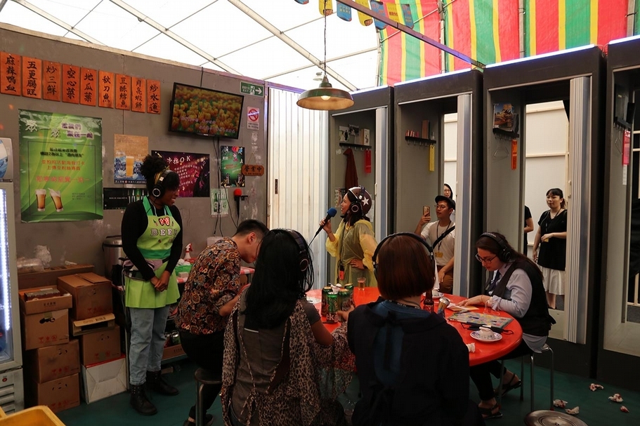 策展團隊帶來紅色圓桌、台菜菜單、台灣啤酒、透明冰櫃、電視機，充份展示鮮明的台灣文化符號。（攝影／郭唐菱）